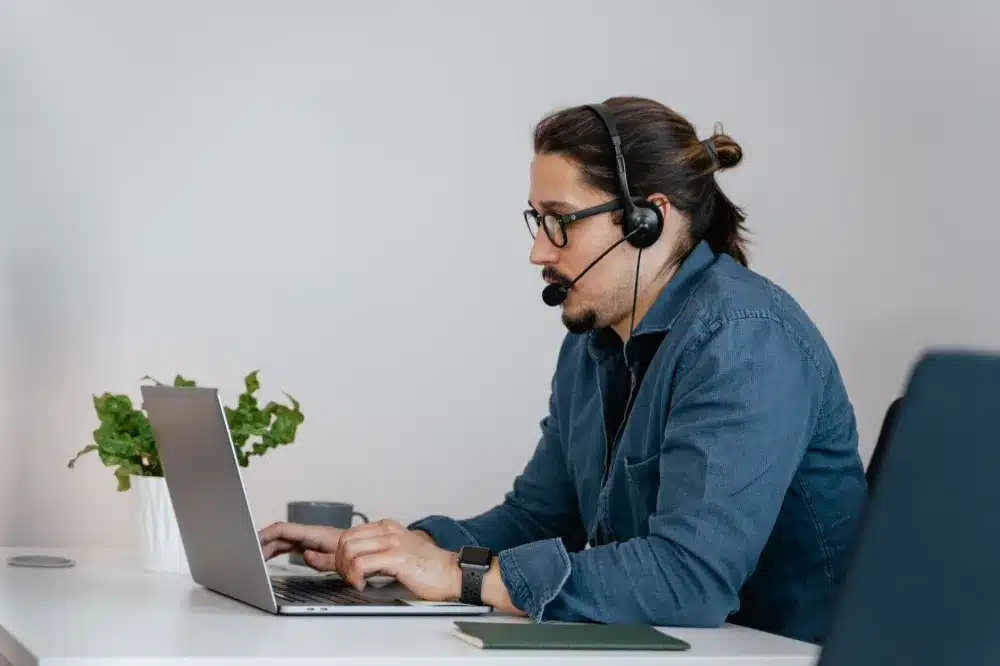 IT helpdesk engineer providing remote support for a Dubai office team