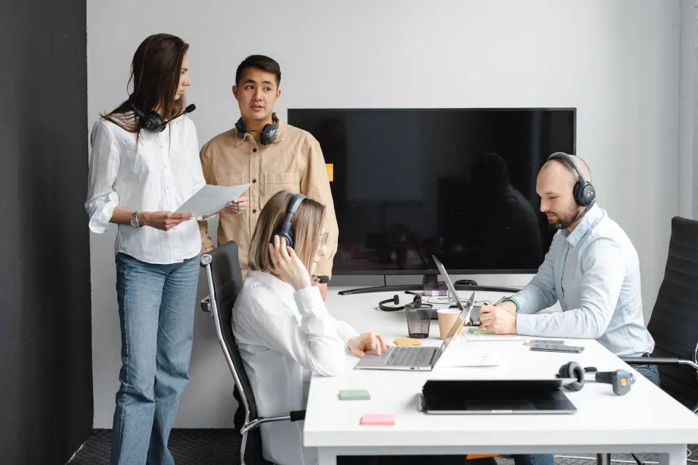 IT support engineer discussing network security plan with a Dubai business owner