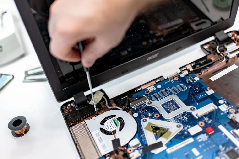 IT technician providing on-site laptop and computer support for a Dubai SME