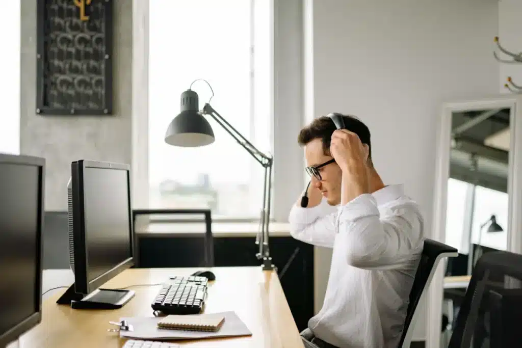IT engineer providing managed IT services for a Dubai Hills business office