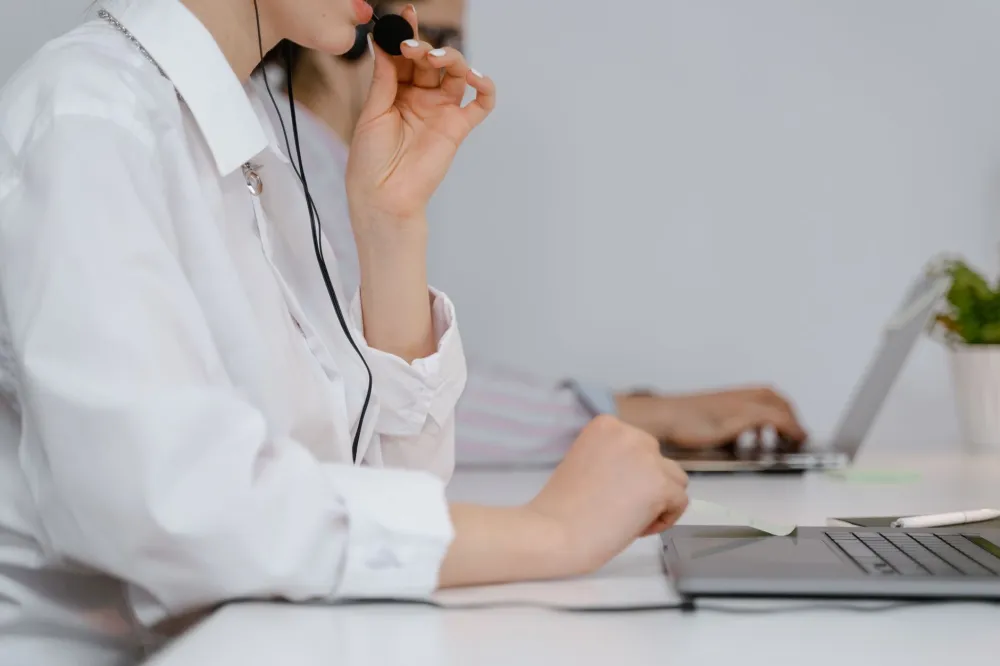 On-site IT support engineer assisting office staff with managed IT services in Dubai Hills