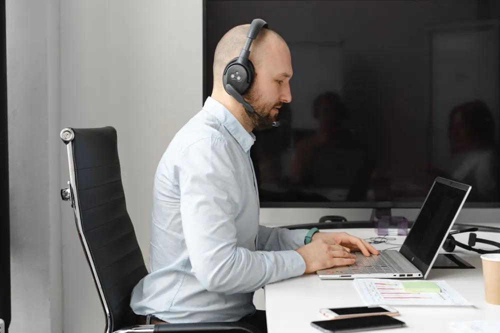 On-site IT support engineer configuring a laptop for a Dubai Marina business